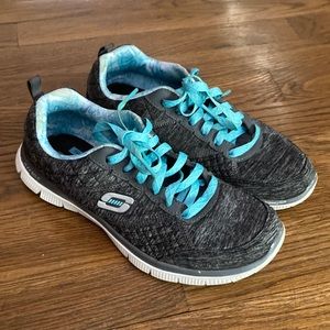 Sketchers woman’s sneakers size 7